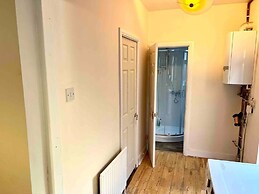 Inviting 4-bed House Near Heathrow w/ Fireplace