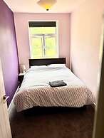 Inviting 4-bed House Near Heathrow w/ Fireplace