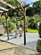 Inviting 4-bed House Near Heathrow w/ Fireplace