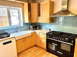 Inviting 4-bed House Near Heathrow w/ Fireplace
