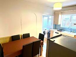 Inviting 4-bed House Near Heathrow w/ Fireplace