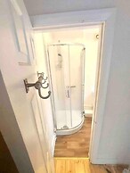 Inviting 4-bed House Near Heathrow w/ Fireplace