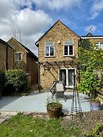 Inviting 4-bed House Near Heathrow w/ Fireplace