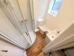 Inviting 4-bed House Near Heathrow w/ Fireplace