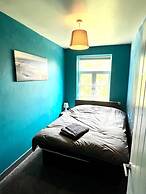 Inviting 4-bed House Near Heathrow w/ Fireplace