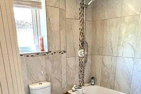 Inviting 4-bed House Near Heathrow w/ Fireplace