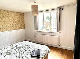 Inviting 4-bed House Near Heathrow w/ Fireplace