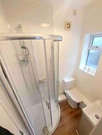 Inviting 4-bed House Near Heathrow w/ Fireplace