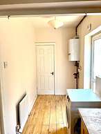 Inviting 4-bed House Near Heathrow w/ Fireplace