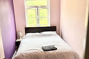 Inviting 4-bed House Near Heathrow w/ Fireplace