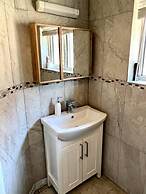 Inviting 4-bed House Near Heathrow w/ Fireplace