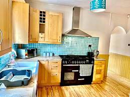 Inviting 4-bed House Near Heathrow w/ Fireplace