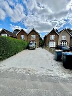 Inviting 4-bed House Near Heathrow w/ Fireplace