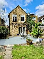Inviting 4-bed House Near Heathrow w/ Fireplace
