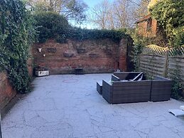 Central Beverley 4-bedroom Townhouse