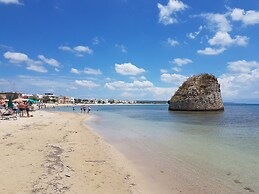 Salento Seaside Apartment With sea View and Garden