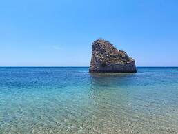 Salento Seaside Apartment With sea View and Garden