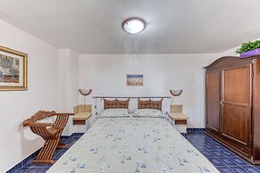 Salento Seaside Apartment With sea View and Garden