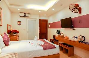 Aloha Hotel Tay Ho -by Bay Luxury