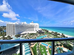 FontaineBleau Resort Pool & Ocean View