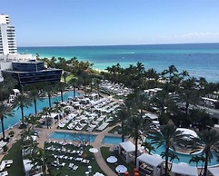 FontaineBleau Resort Pool & Ocean View