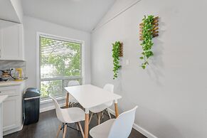 Prime Soco Chic 2BR King Suite w Pool Parking