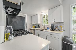 Prime Soco Chic 2BR King Suite w Pool Parking