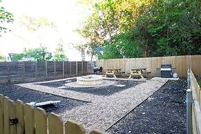 Prime Soco Chic 2BR King Suite w Pool Parking