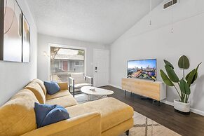 Prime Soco Chic 2BR King Suite w Pool Parking