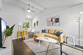 Prime Soco Chic 2BR King Suite w Pool Parking