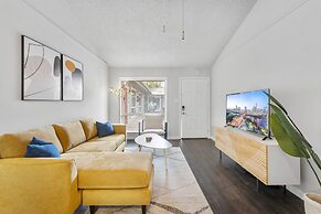 Prime Soco Chic 2BR King Suite w Pool Parking