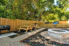 Prime Soco Chic 2BR King Suite w Pool Parking