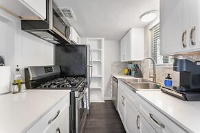 Prime Soco Chic 2BR King Suite w Pool Parking