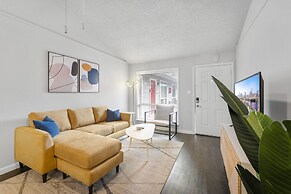 Prime Soco Comfy 2BR King Suite w Pool Parking