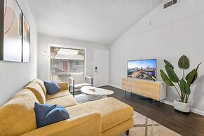 Prime Soco Comfy 2BR King Suite w Pool Parking