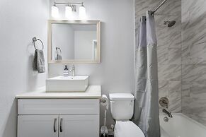 Prime Soco Comfy 2BR King Suite w Pool Parking