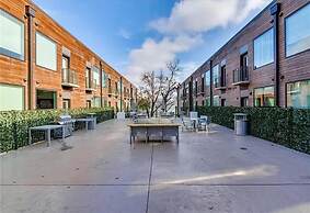 Prime East Downtown Studio w gym Washer Dryer