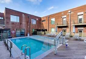 Prime East Downtown Studio w gym Washer Dryer