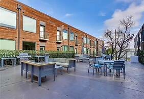 Prime East Downtown Studio w gym Washer Dryer