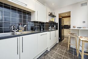 Spacious Pimlico Apartment by Underthedoormat