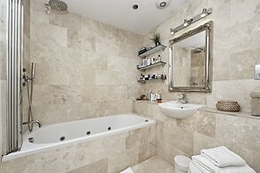 Spacious Pimlico Apartment by Underthedoormat