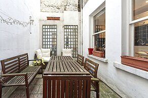 Spacious Pimlico Apartment by Underthedoormat