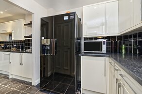 Spacious Pimlico Apartment by Underthedoormat