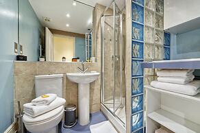 Spacious Pimlico Apartment by Underthedoormat