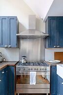 Tastefully Curated Mezzanine Studio Flat Hackney!