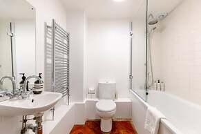 Tastefully Curated Mezzanine Studio Flat Hackney!