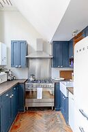 Tastefully Curated Mezzanine Studio Flat Hackney!