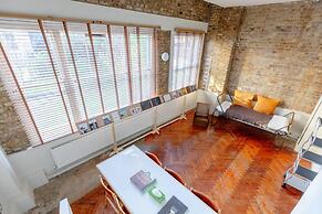 Tastefully Curated Mezzanine Studio Flat Hackney!