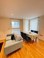 Contemporary 2BD Flat W/balcony Canary Wharf!