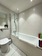 Contemporary 2BD Flat W/balcony Canary Wharf!